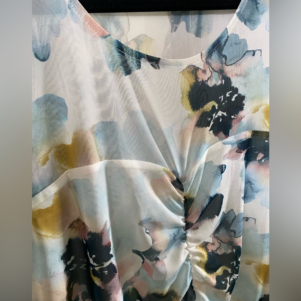 Torrid sz 6 watercolor mesh ruched center tee NWT gorgeous!